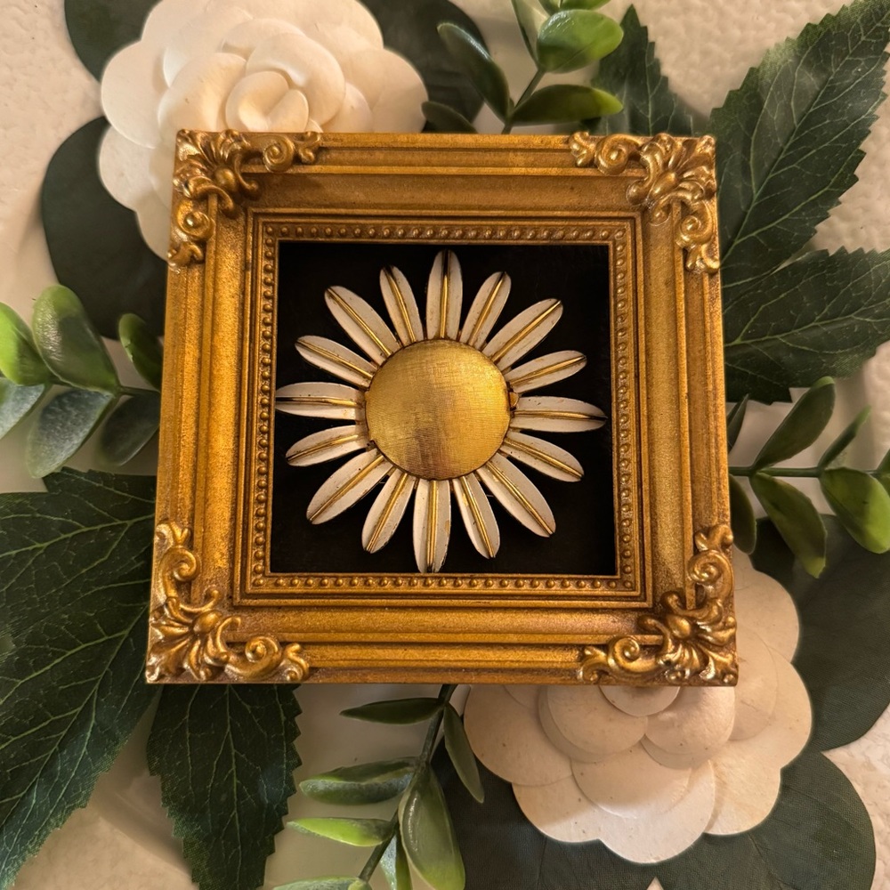 Vintage Daisy Brooch - Picture 3 of 14